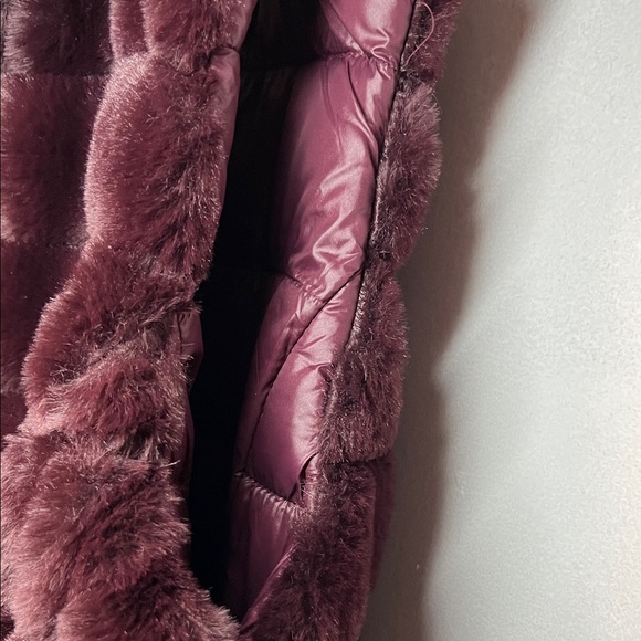 THE BOUNDLESS Plush Burgundy Hooded REVERSIBLE Vest - Picture 6 of 15